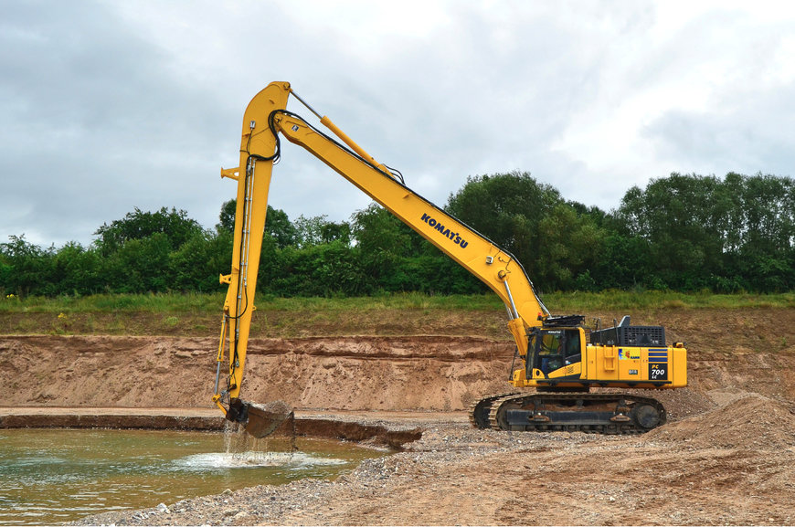 Komatsu PC700 con braccio in versione speciale per l’estrazione di ghiaia grezza 